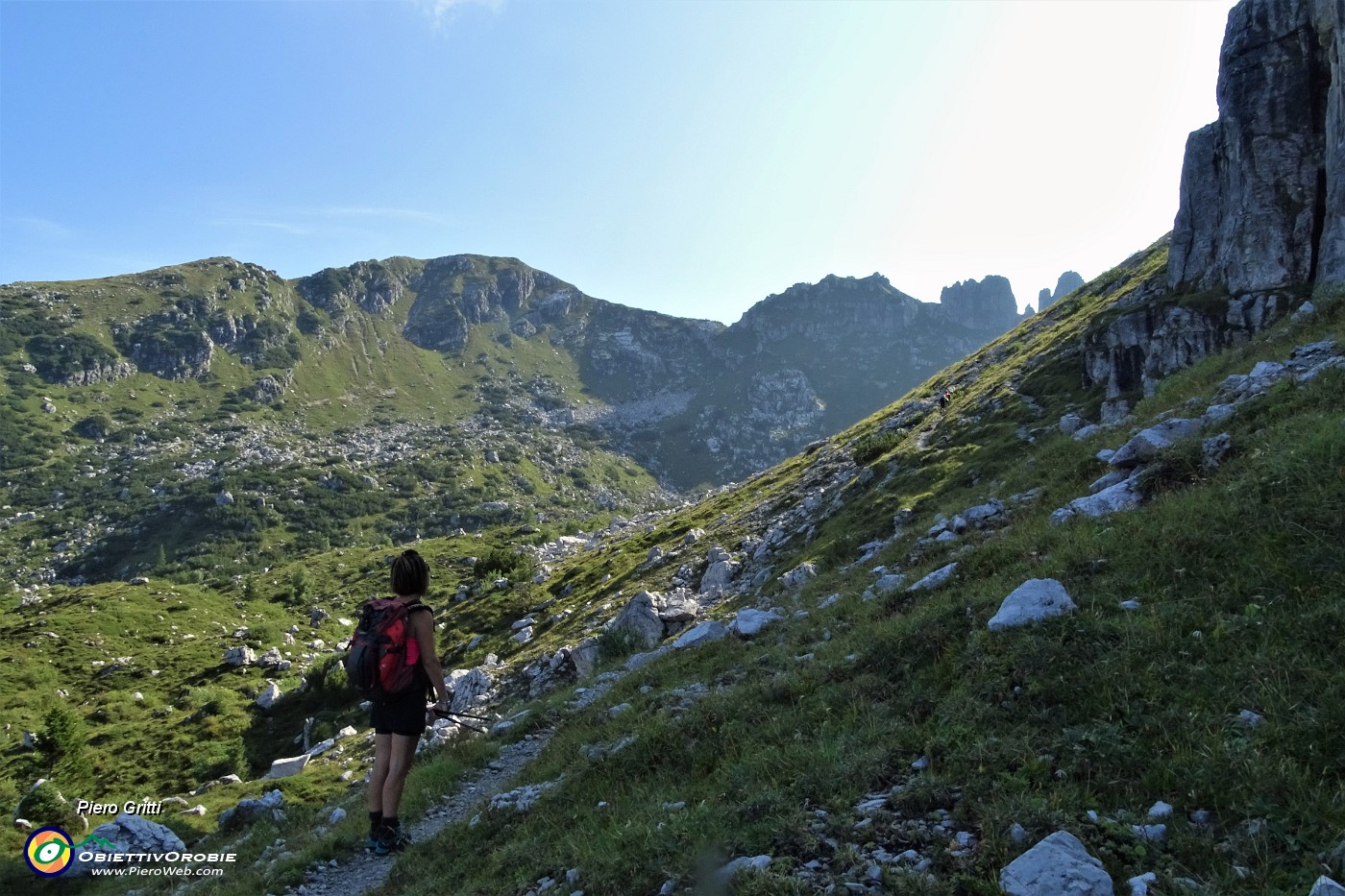 27  Vista sul vallone dei mughi con in fronte a sx la Corna Grande.JPG